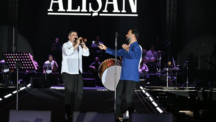 Alişan, Sevilen Şarkılarıyla Kahramanmaraş Kültür Yolu Festivali'nde Sahne Aldı